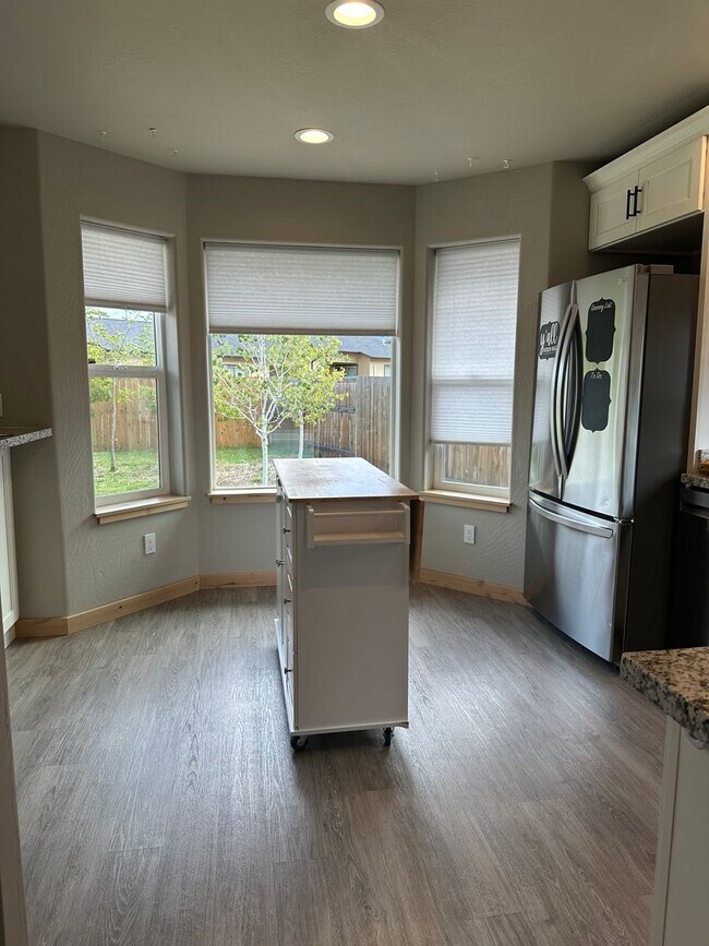 Building Photo - Beautiful 3BR/2BA Two-Story Home with Gara...