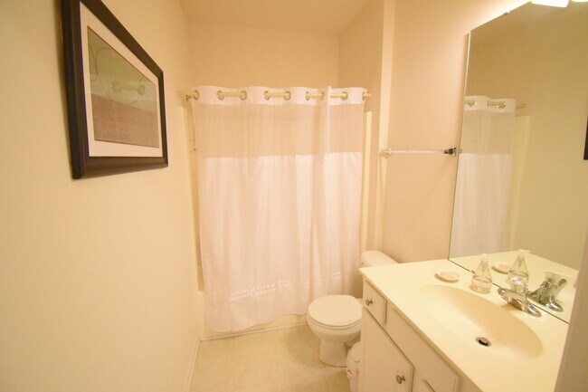 Building Photo - Beautiful 3BR 2BA Condo • Granite Kitchen • Balcony & Pool • Furnished 4th-Floor End Unit Condo i...