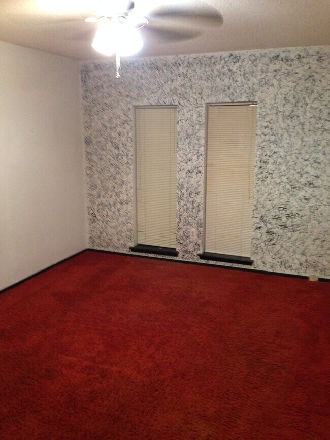 Building Photo - 2424 Oakmere Dr