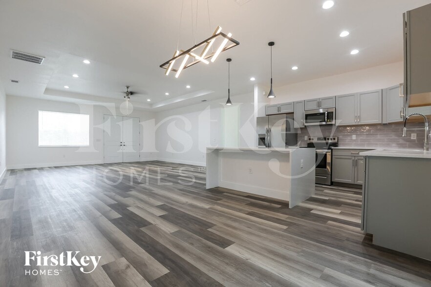 Building Photo - 2698 Escambia Cir