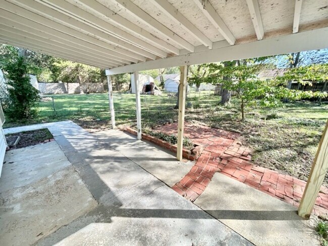 Building Photo - THREE BEDROOM/TWO BATH SOUTH HUNTSVILLE!