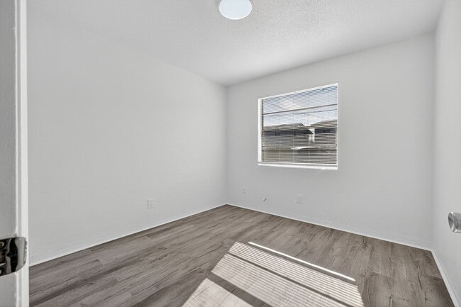 Building Photo - 2417 N Oleander Ave