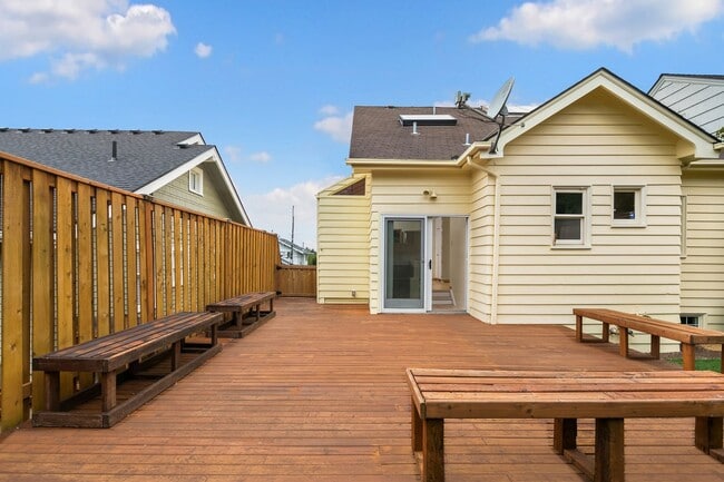 Building Photo - 3bd/2ba Seattle Home