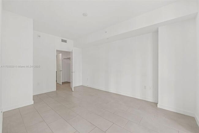 Building Photo - 2150 N Bayshore Dr