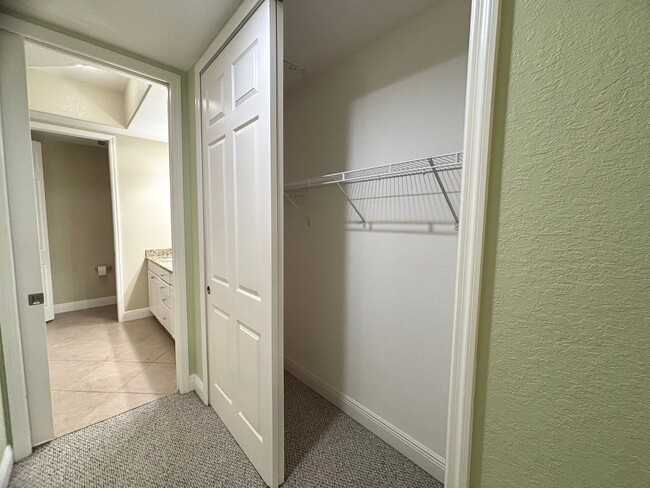 Building Photo - Spacious 3 Bed, 2 Bath Condo with 1 Car Ga...