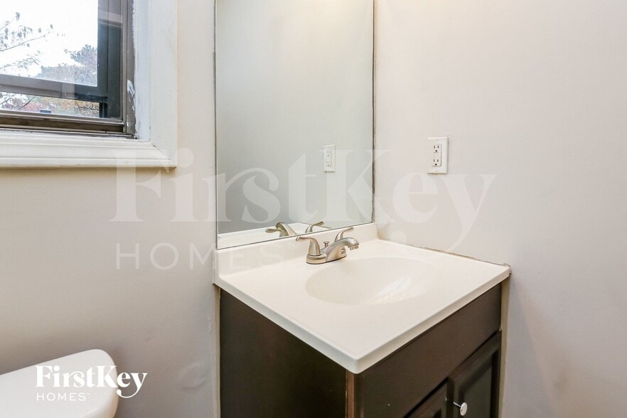 Building Photo - 4949 Dana Dr NE