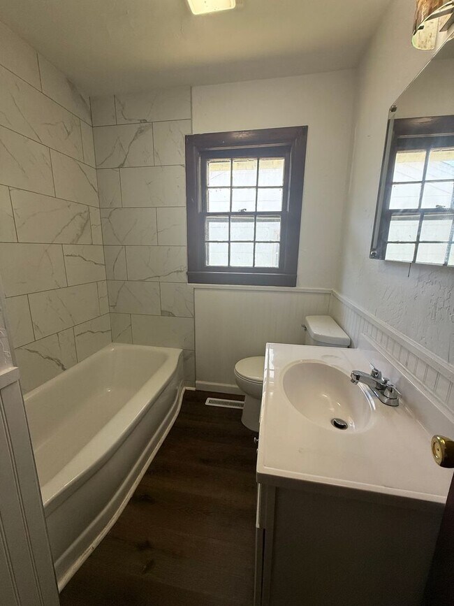 Building Photo - Spacious 3 Bedroom, 2 Bath Home in Springfield, MO!