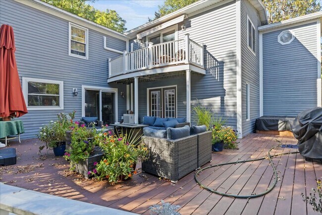 Building Photo - Well-Cared for historic beauty in private setting tucked in the Hill Section