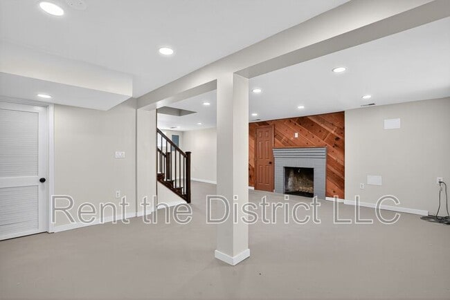 Building Photo - 3225 Chestnut St NE