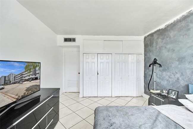 Building Photo - 1880 S Treasure Dr