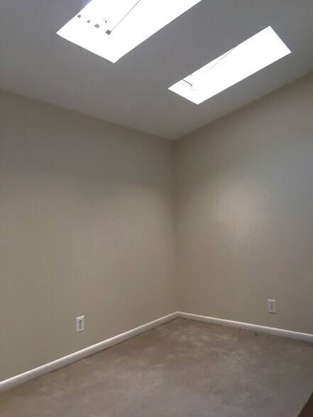 Building Photo - 614 Elliott St NE