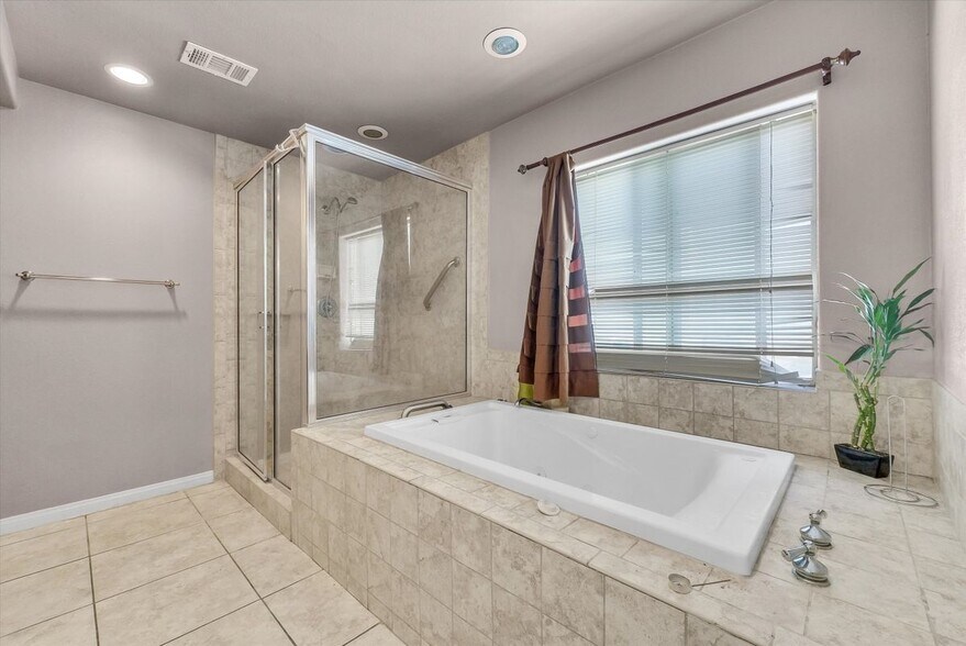 Building Photo - 5958 Quiroz Dr