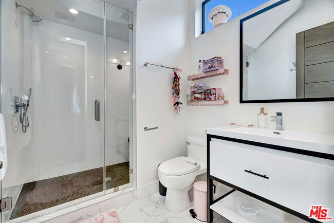 Building Photo - 18600 Cantara St