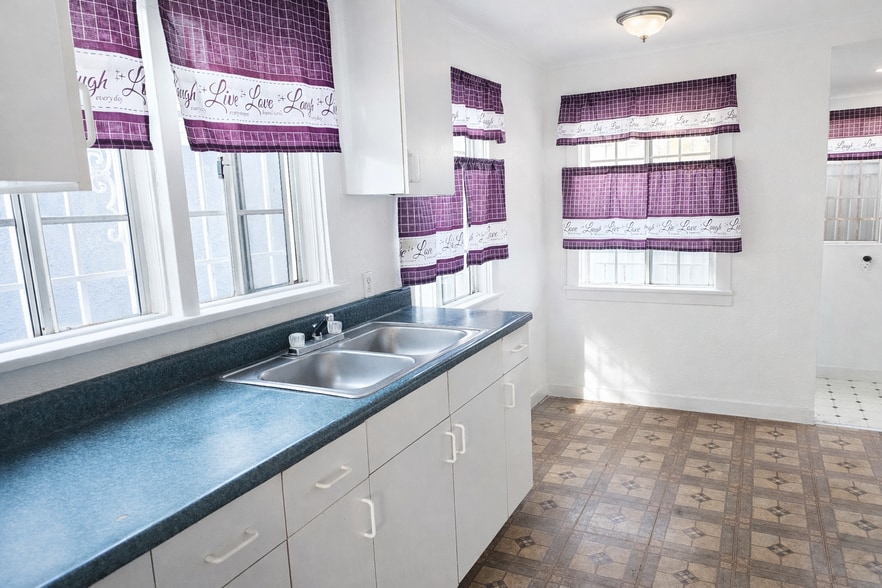 Building Photo - 1007 W 74th St