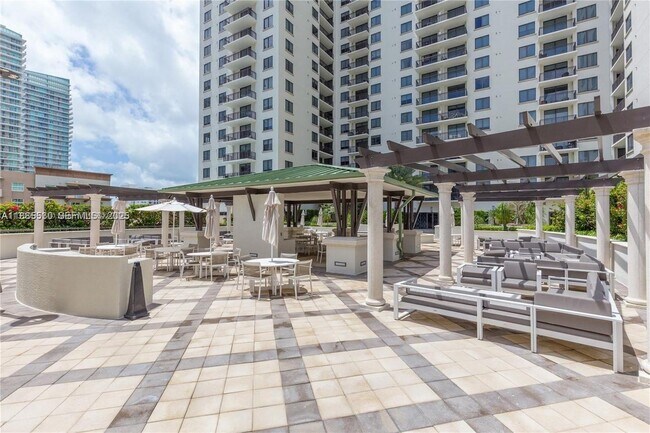 Building Photo - 999 SW 1st Ave