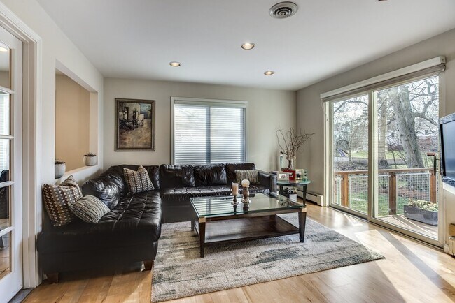 Building Photo - 11 Beethoven Ave