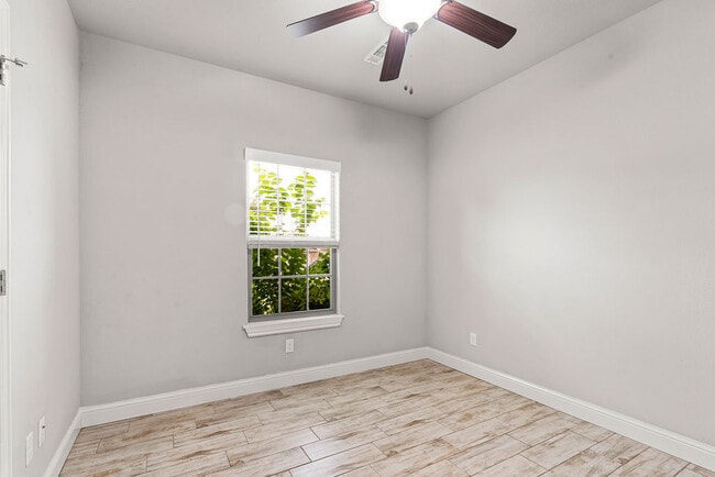Building Photo - 2302 S Aspen St