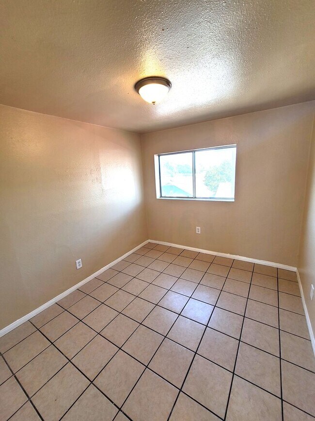 Building Photo - Large 4bd/2bth Unit in Logan Heights with ...