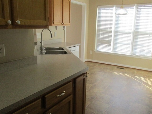 Building Photo - 1434 Hilltop Dr