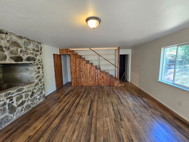 Building Photo - charming 3-bedroom, 2-bathroom home with l...
