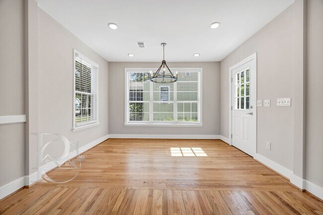 Building Photo - RENOVATED THREE BEDROOM IN ROSEWOOD