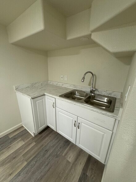 Building Photo - 3000 S Acoma St