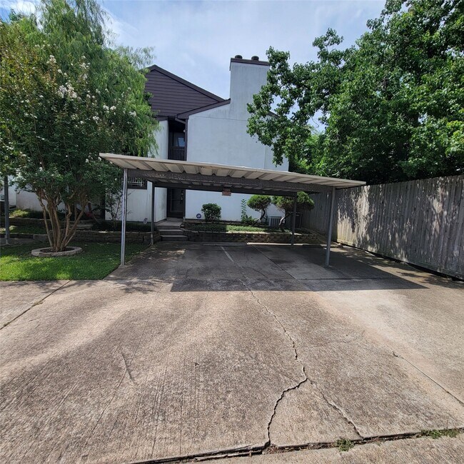 Building Photo - 8020 Braesmain Dr