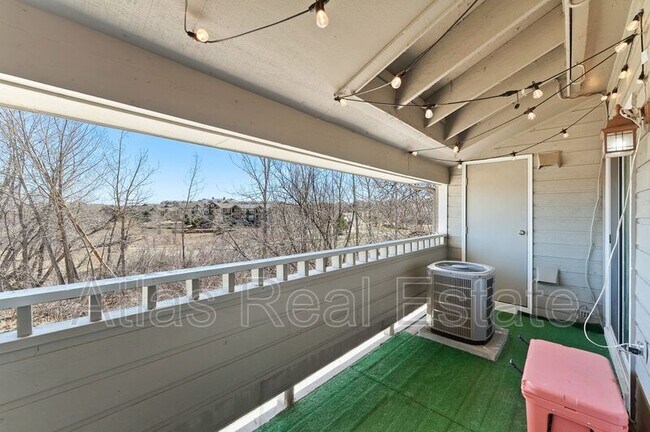 Building Photo - 12024 W Cross Dr