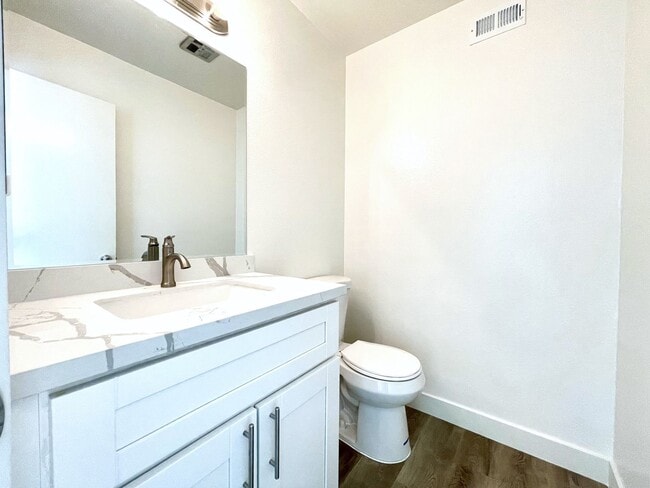 Building Photo - Fully Remodeled Fire Mtn. Townhome w/ Garage!