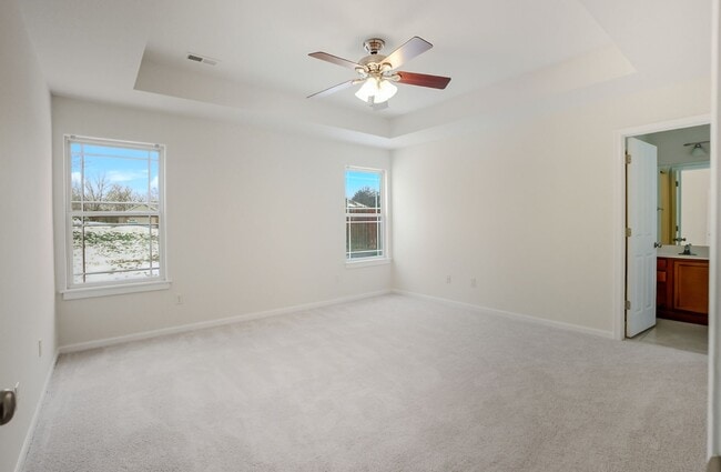 Building Photo - Three Bedroom/Two Bath/Fenced Yard/Community Pool