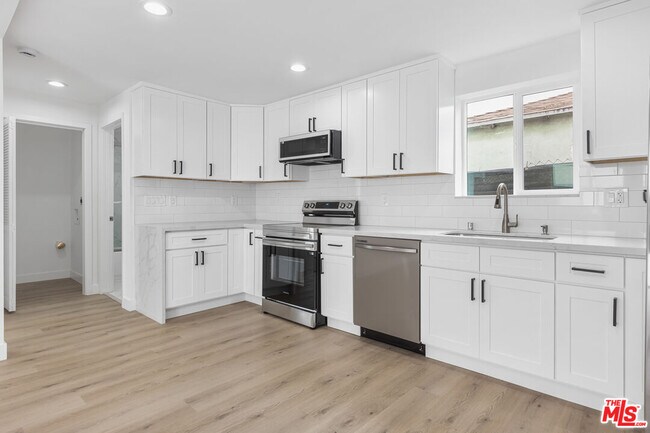 Building Photo - 1613 W 209th St