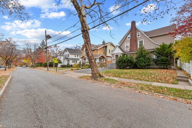 Building Photo - 23 2nd St