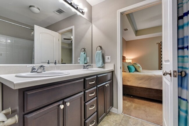 Building Photo - 3 Bedroom Townhouse