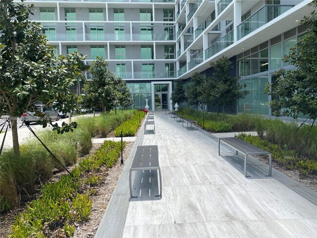 Building Photo - 2000 Metropica Wy