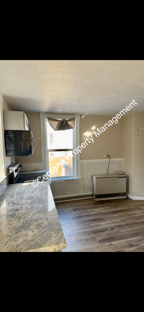 Building Photo - 614 W Park St