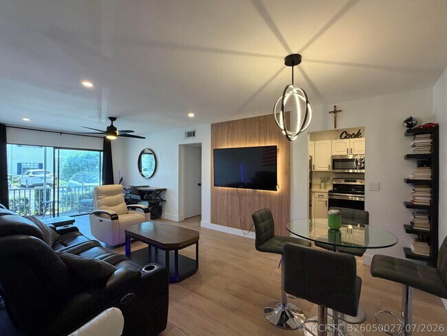 Building Photo - 180 Cypress Club Dr