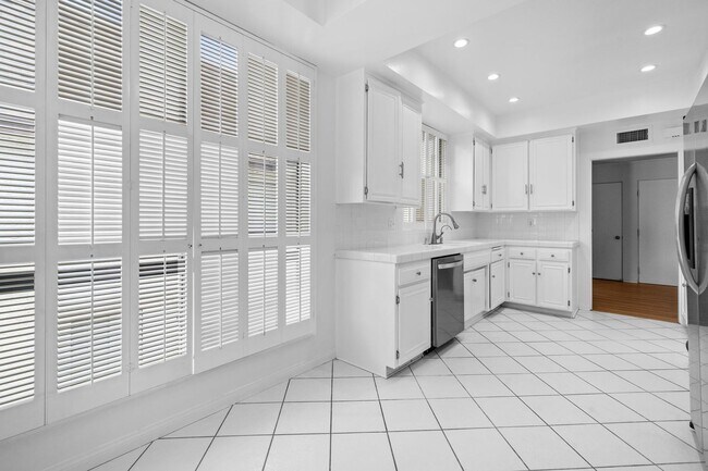 Building Photo - 4454 Ventura Canyon Ave