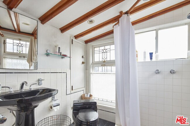 Building Photo - 453 Rialto Ave