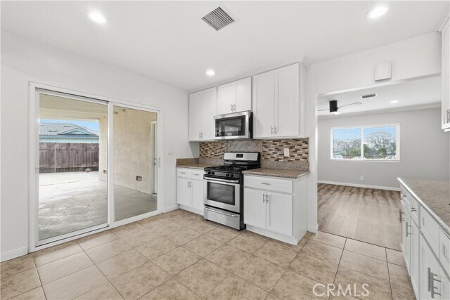 Building Photo - 1647 N Lake Ave