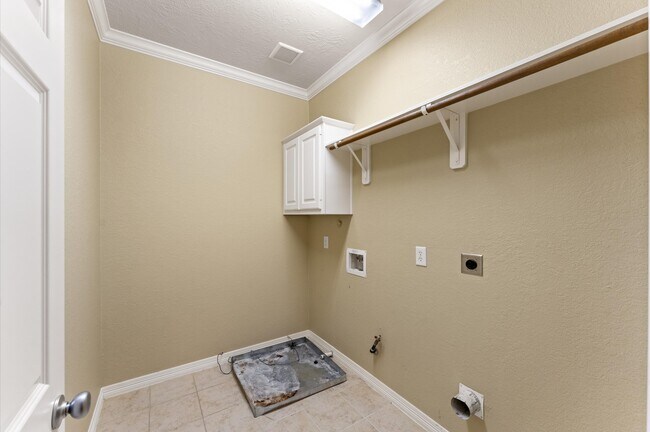 Building Photo - 10106 Holly Chase Dr