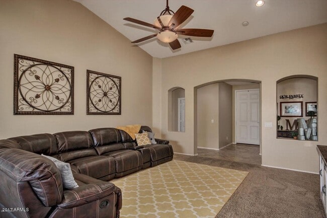 Building Photo - Gorgeous Chandler home with pool!