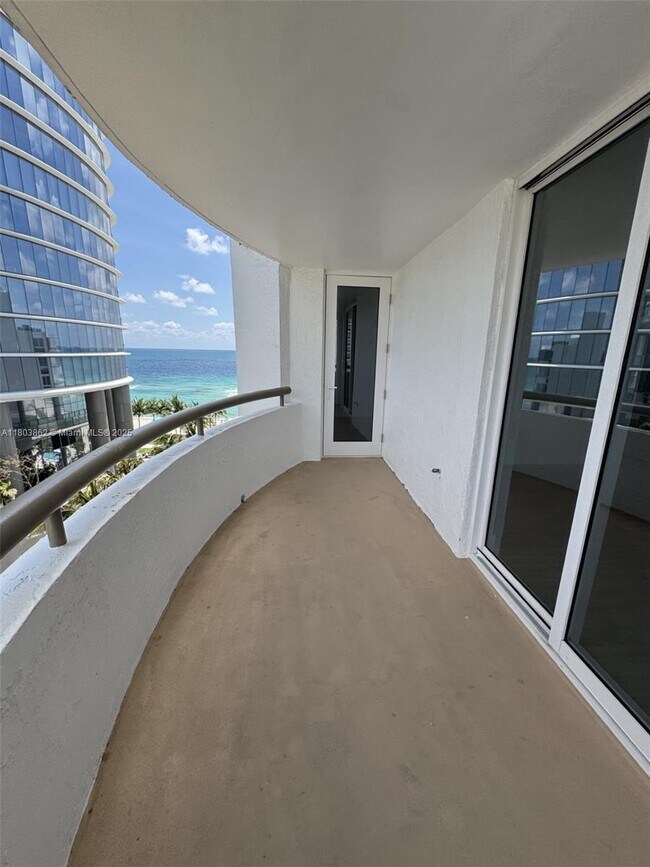 Building Photo - 15645 Collins Ave
