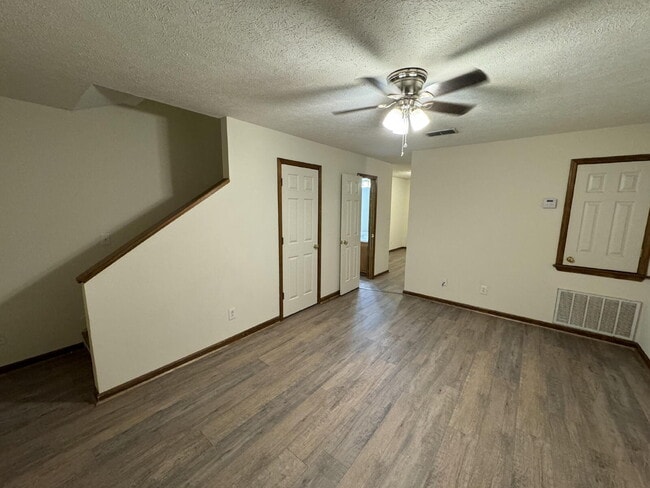 Building Photo - Spacious 2-Story Townhome-Style Apt on S. Montgomery | 2 Bed 2.5 Bath Near MSU