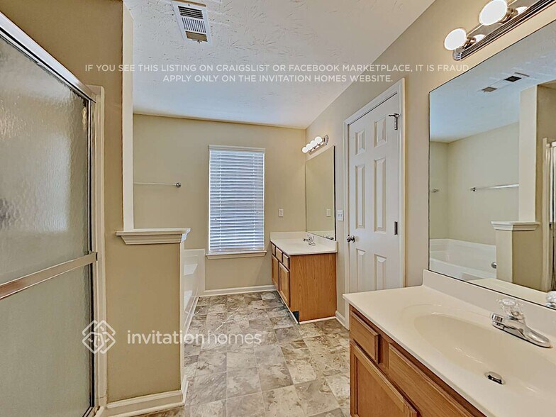 Building Photo - 1525 Wilkes Crest Dr NE