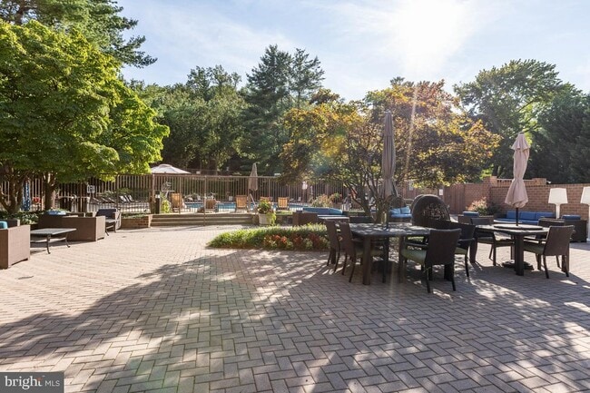 Building Photo - 10101 Grosvenor Pl