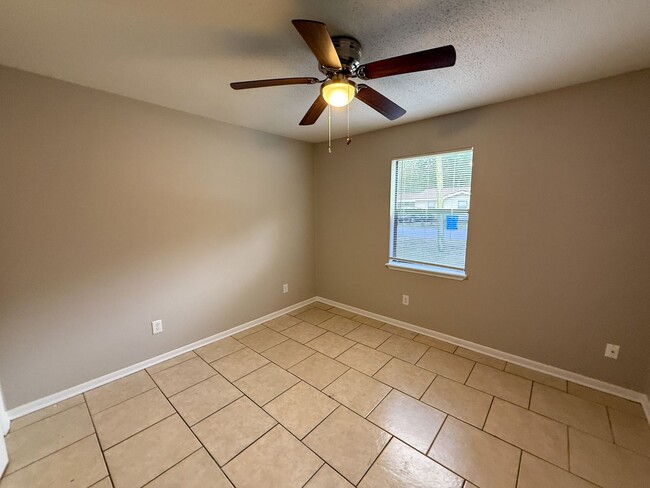 Building Photo - 2 Bedroom 1 Bath Duplex in Pace, FL!