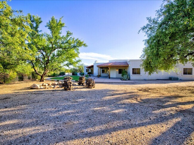 Building Photo - 4 Bedroom 4 Bathroom