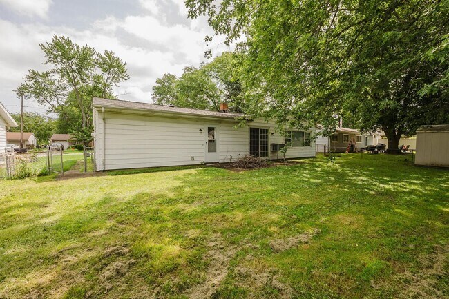 Building Photo - 2825 Hinde Ave