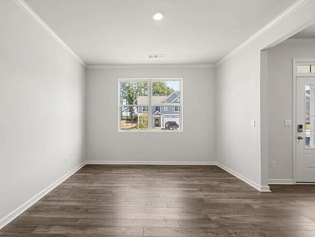 Building Photo - 121 Landsdowne Way SE