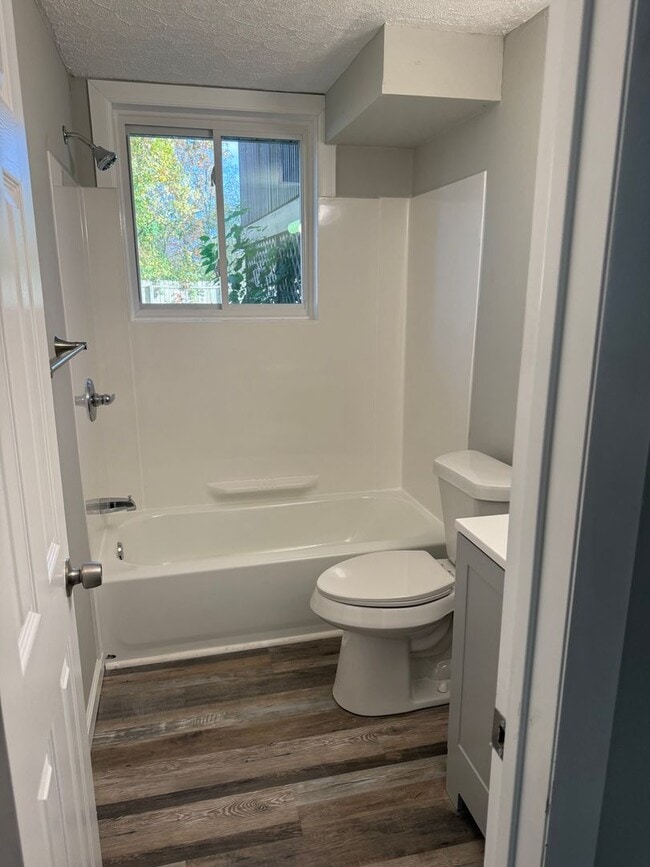 Building Photo - 4 BEDROOMS AND 2 FULL BATHROOMS